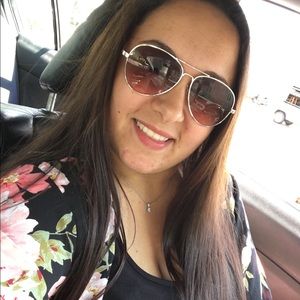 Meet your Posher, Deedra